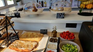 Mostra de forn amb diferents productes de pastisseria i ingredients.