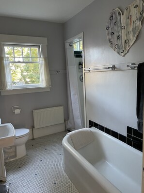 Serviettes fournies, savon, shampoing, papier toilette