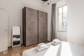 3 chambres, coffres-forts dans les chambres, bureau