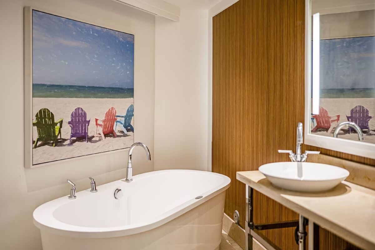 Minutes away from La Quinta Park! FREE Parking Onsite, Outdoor Pools & Hot Tub!