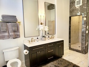 Ático de lujo | Baño | Ducha, secador de pelo, suelo radiante y toallas