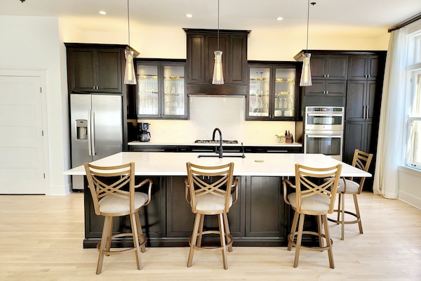 Full-size fridge, microwave, stovetop, coffee/tea maker