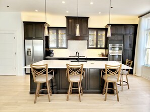 Grand réfrigérateur, micro-ondes, plaque de cuisson