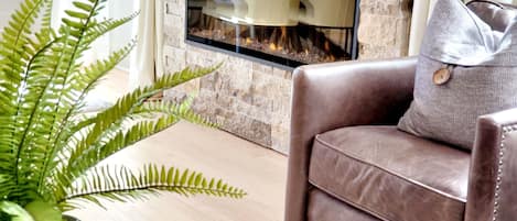 Luksus-loftsleilighet | Oppholdsområde | Smart-TV, peis, Netflix og strømmetjenester