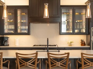 Apartamento de lujo | Cocina privada | Frigorífico grande, microondas, placa de cocina y cafetera o tetera
