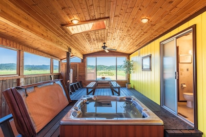 Close to Coquille River, Bandon Dunes, centrally located in the county -hot tub!