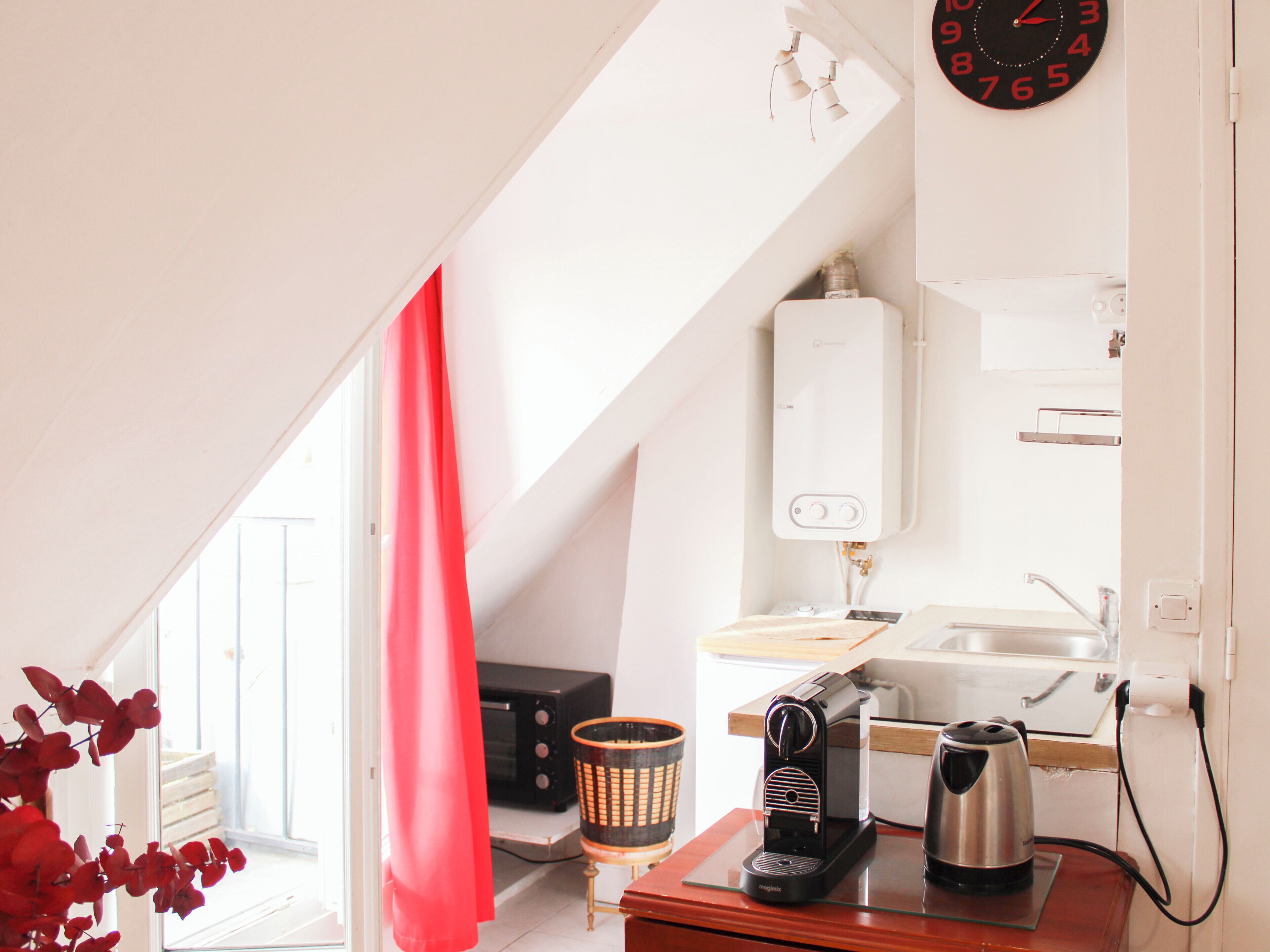 Fridge, oven, dishwasher, coffee/tea maker