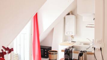 Fridge, oven, dishwasher, coffee/tea maker