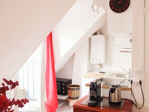 Frigorífico, horno, lavavajillas y cafetera o tetera