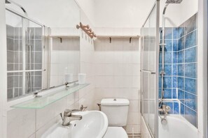 Sèche-cheveux, serviettes fournies