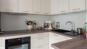Wasserkocher mit Kaffee-/Teezubehör, Kühlschrank, Ofen