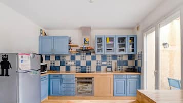 Een koelkast, een microgolfoven, een oven, een vaatwasser