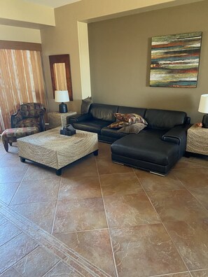 Living area - Beautiful 3-Bdrm Oceanview Condo in Las Palomas (Puerto Peñasco)