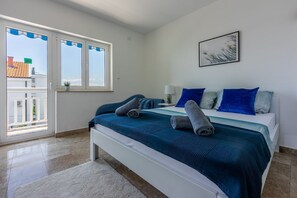 1 soverom, skrivebord, wi-fi (inkludert) og sengetøy