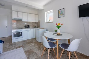 Frigorífico, placa de cocina, cafetera o tetera y utensilios de cocina