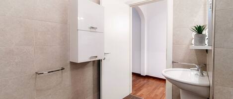 Une salle de bain moderne équipée de toilettes, d’un bidet et d’un lavabo.