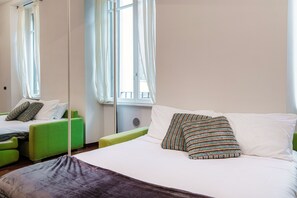 1 bedroom, premium bedding, down duvets, iron/ironing board - All in One (Como)