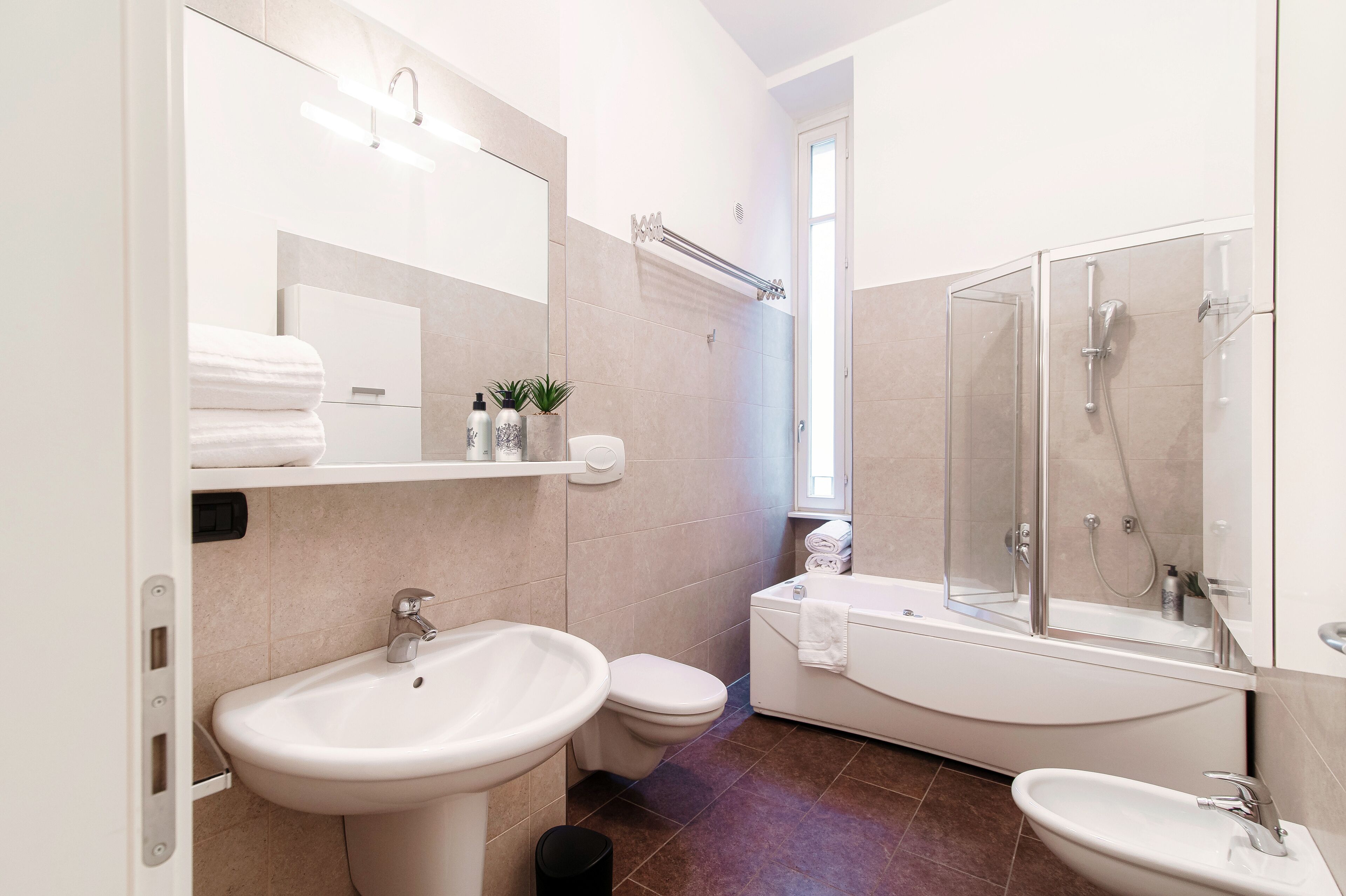 Bañera con ducha, bañera de hidromasaje, secador de pelo, bidet