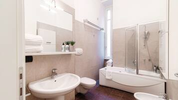 Tina con regadera, tina de hidromasaje, secadora de cabello, bidet