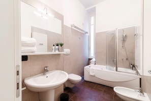 Ensemble douche/baignoire, baignoire à jets, sèche-cheveux, bidet