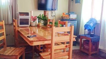 Chambre Double Deluxe, vue montagne | Restauration dans la chambre