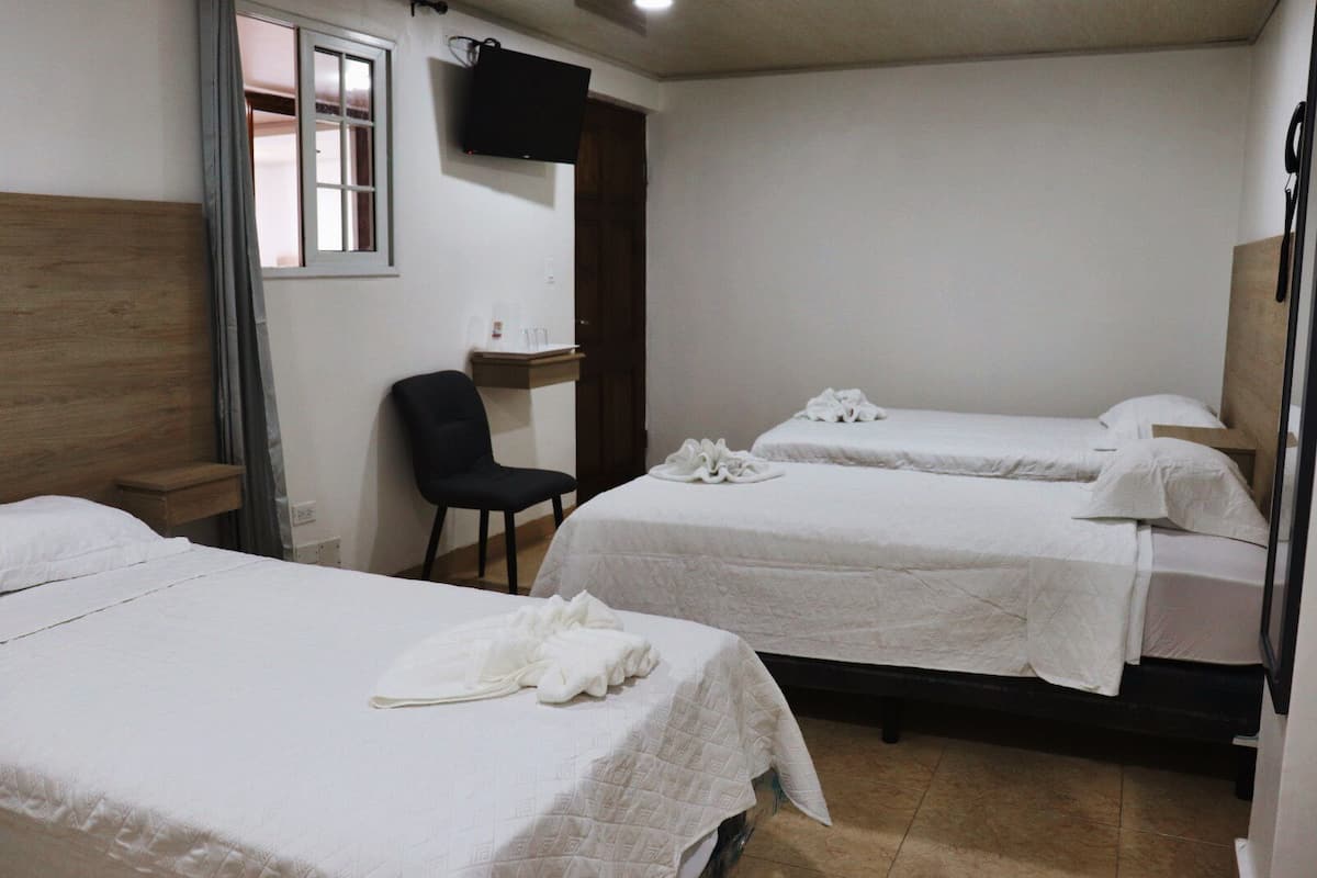 Triple Room | WiFi (free), bed sheets
