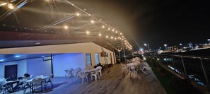شرفة على السطح