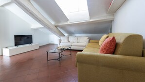A modern living room with a flat-screen TV, a sofa, and a coffee table. - Italianway Comfort - Vigevano 7 (Milano)