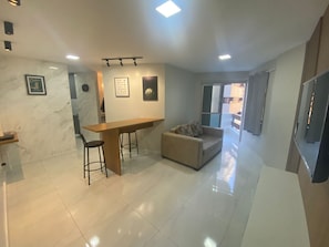 Apartamento | Cozinha privada | Geladeira, micro-ondas, talheres/pratos/utensílios de cozinha