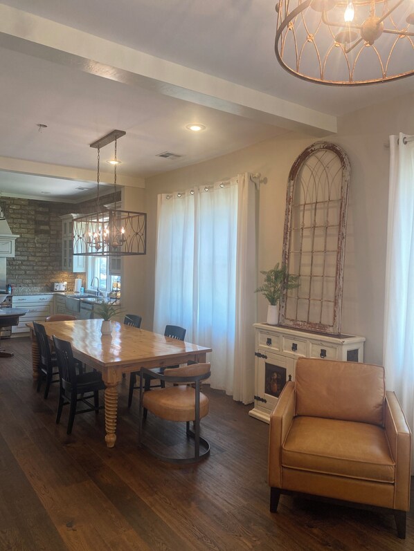 Dining - Charming Victorian Cottage - historic district. Nice view, quiet neighborhood. (St. George)