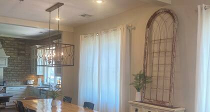 Charming Victorian Cottage - historic district. Nice view, quiet neighborhood.