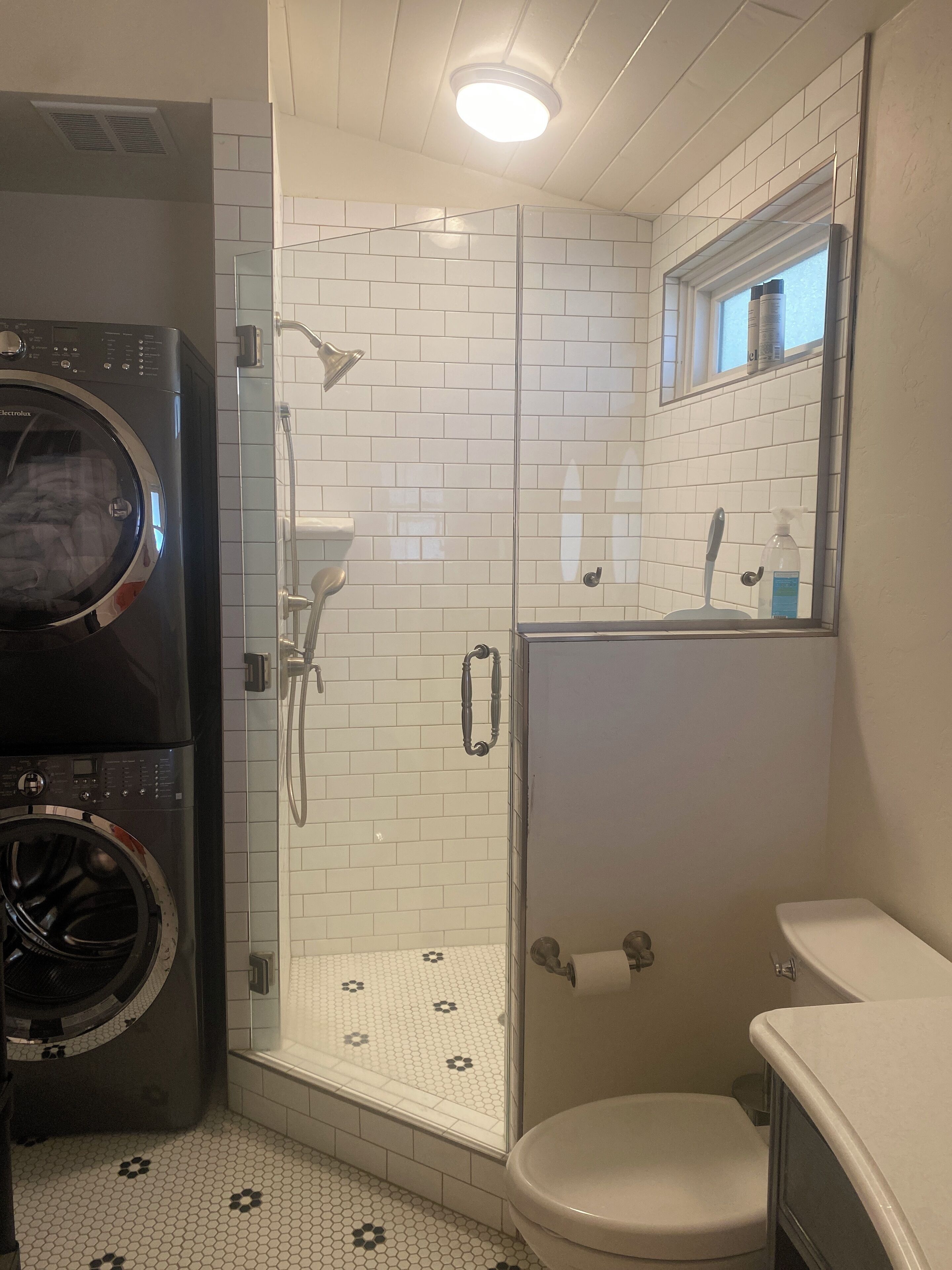 Bruser, hårtørrer, håndklæder, Sæbe