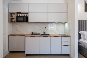 Apartment, City View | Private kitchen | Electric kettle