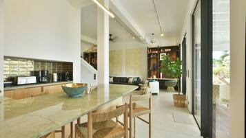 Televisión de pantalla plana, películas con cargo, impresora