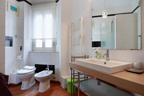 Dusche, Haartrockner, Bidet, Handtücher