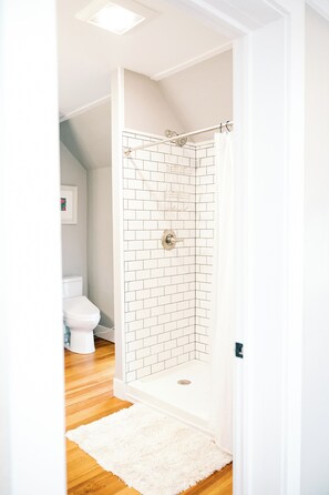 Dusch, bidé, handdukar och tvål