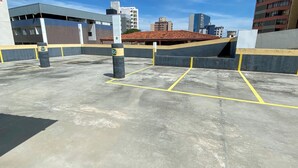 A parking garage with marked parking spaces and bollards labeled G3. - Elite Economy Hotel (Para de Minas)
