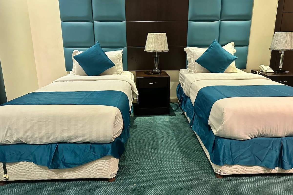 Twin kamer | Verduisterende gordijnen, geluiddichte muren, beddengoed