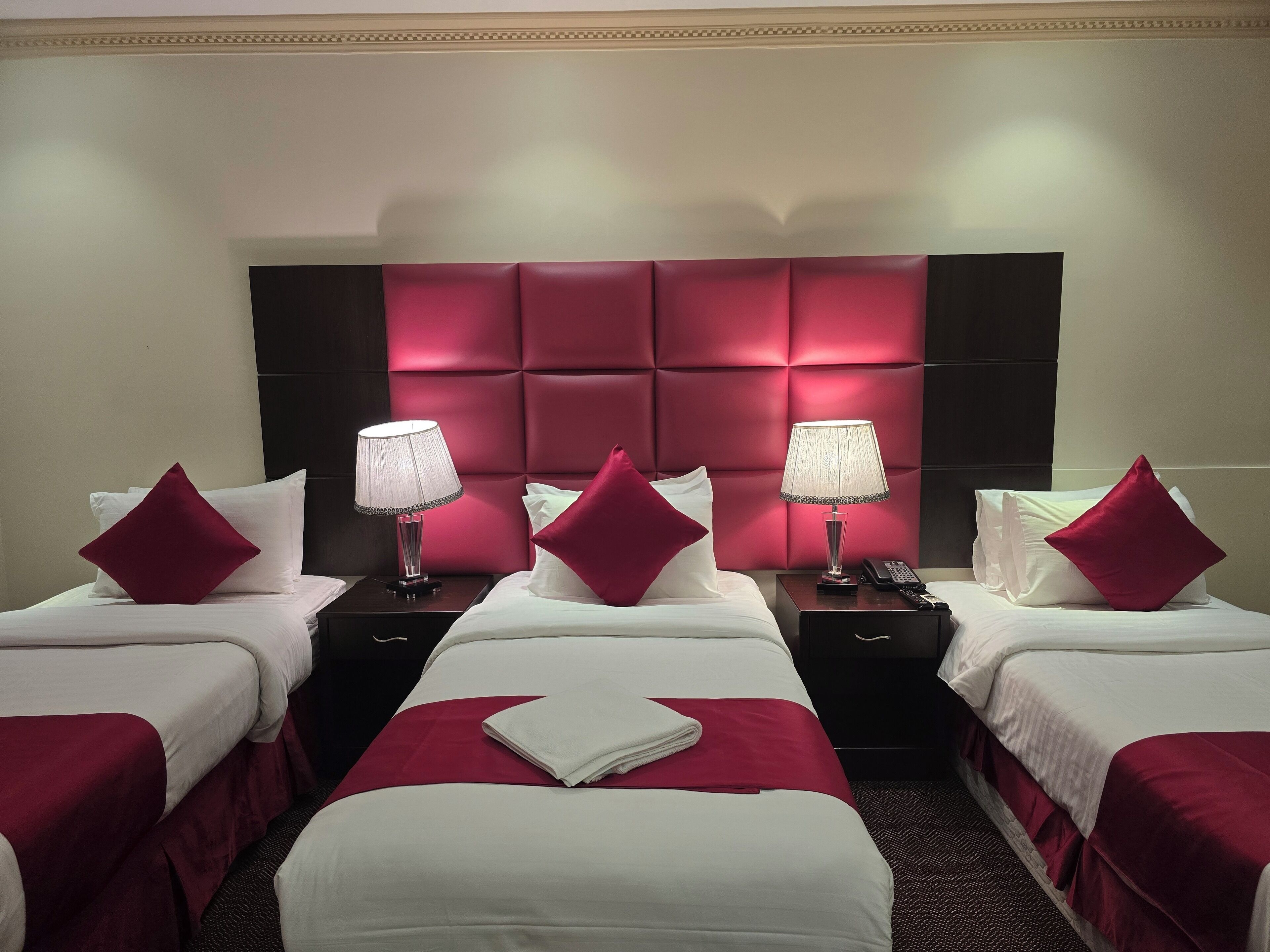 Dreibettzimmer, Stadtblick | Verdunkelungsvorhänge, schallisolierte Zimmer, Bettwäsche