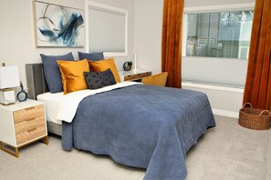 1 bedroom, desk, iron/ironing board, travel crib - Bright and sunny 1-bdr guest suite in South Calgary (De Winton)