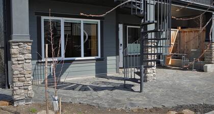 Bright and sunny 1-bdr guest suite in South Calgary