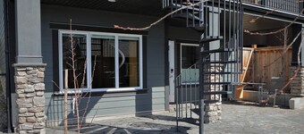 Bright and sunny 1-bdr guest suite in South Calgary