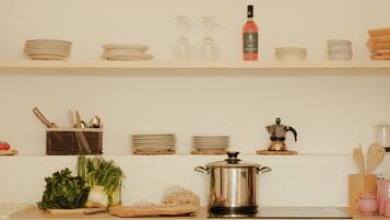 Kühlschrank, Geschirrspüler, Wasserkocher mit Kaffee-/Teezubehör