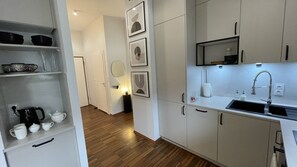 Frigorifero, forno, piano cottura, lavastoviglie