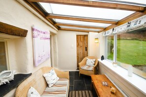 TV, fireplace, books - Tal y Gaer Cottage, Fishguard (Trefasser)