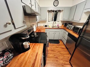 Kjøleskap, mikrobølgeovn, ovn og kokeplater