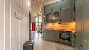 KylskÄp, ugn, diskmaskin och kaffe- och tebryggare