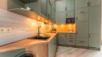 Refrigerador, horno, lavavajillas y cafetera y tetera