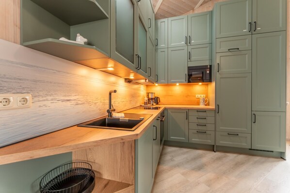 Geladeira, fogão, lava-louças, cafeteira/chaleira