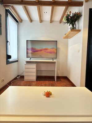 Interior - Er is een Apotheek, Café, Bakkerij en Winkel in de Buurt van het Appartement (Beveren)